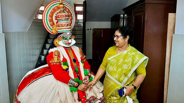 'ഞാനും ഒരു കഥകളി കലാകാരിയായിരുന്നു'; ഏറ്റവും പ്രിയപ്പെട്ട മത്സരം കാണാന് മന്ത്രിയെത്തി, കുട്ടികള്ക്കൊപ്പം
ഒപ്പം ചേര്ന്ന് ആര് ബിന്ദു
