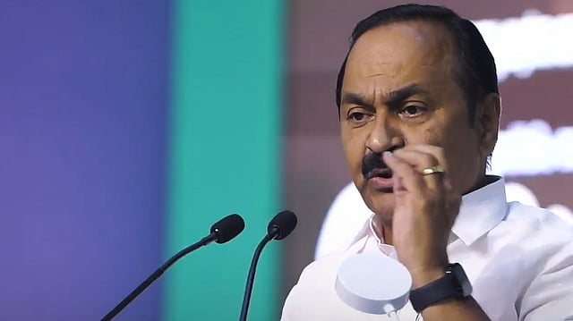 'കാറില് കയറ്റുന്നതില് കുഴപ്പമില്ല, അവര് വിദ്വേഷം പ്രസംഗിക്കുന്നവരല്ലെന്ന് ഉറപ്പുവരുത്തണം'; കാന്തപുരത്തിന്റെ വേദിയില് മുഖ്യമന്ത്രിക്കെതിരെ വിഡി സതീശന്