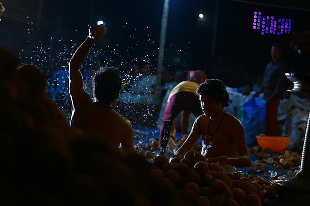 ഇരുകൈയും വൃത്താകാരത്തില്‍ അതിവേഗം ഉയര്‍ന്നു താഴ്ന്നു, ഒറ്റയ്ക്ക് എറിഞ്ഞ് ഉടച്ചത് 12,008 നാളികേരം; ഭക്തിസാന്ദ്രമായി 'പന്തീരായിരം'- വിഡിയോ 