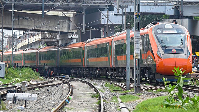 വന്ദേ ഭാരതില്‍ മോശം ഭക്ഷണം, ഐആര്‍സിടിസിക്ക് 10 ലക്ഷവും കരാറുകാരന് 50 ലക്ഷവും പിഴചുമത്തി റെയില്‍വെ 
