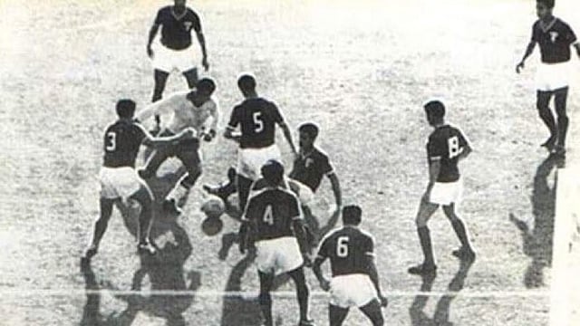 1962 ലോകകപ്പിൽ എട്ട് മെക്സിക്കൻ താരങ്ങളാൽ വളയപ്പെട്ട ഗാരിഞ്ച
