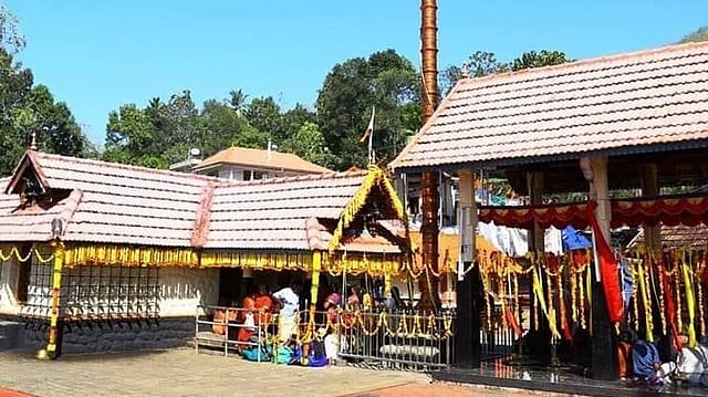 സ്ത്രീകളുടെ ശബരിമലയില് ദര്ശന പുണ്യം തേടി ഭക്തര്; പെരുനാട് ക്ഷേത്രത്തില് ഇന്ന് തിരുവാഭരണം ചാര്ത്ത്
