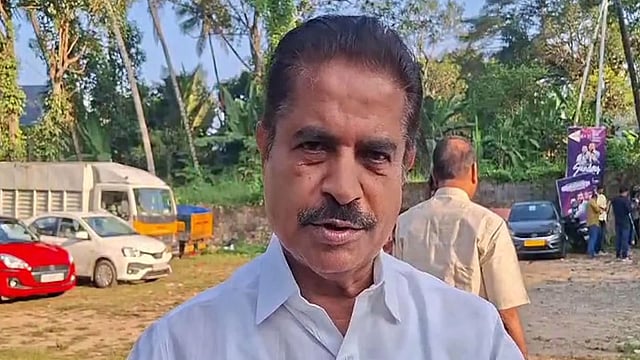 അടൂര്‍ പ്രകാശും പ്രയാര്‍ ഗോപാലകൃഷ്ണനും പോറ്റിയുടെ വീട്ടിലെ സന്ദര്‍ശകര്‍; അയല്‍വാസിയുടെ വെളിപ്പെടുത്തല്‍