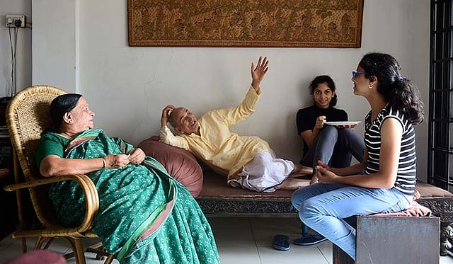 പേരക്കുട്ടികളോടൊപ്പം ഗാഡ്ഗിലും സുലോചനയും
