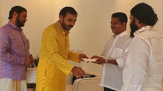അടൂര് പ്രകാശ് കുരുക്കിലേക്ക്; ഉണ്ണികൃഷ്ണന് പോറ്റിക്കൊപ്പമുള്ള കൂടുതല് ചിത്രങ്ങള് പുറത്ത്