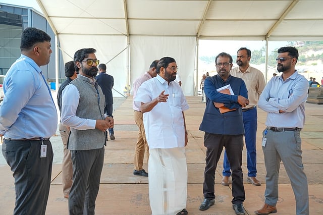 വിഴിഞ്ഞത്ത് ഒരുക്കങ്ങള് വിലയിരുത്തുന്ന മന്ത്രി വിഎന് വാസവന്