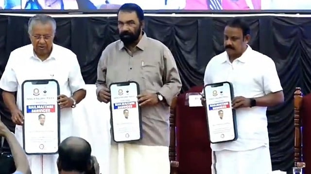ഇനി ട്രെയിനില് ഒറ്റയ്ക്ക് യാത്ര ചെയ്യുമ്പോള് ആശങ്ക വേണ്ട!; 'റെയില് മൈത്രി' സേവനവുമായി കേരള പൊലീസ്