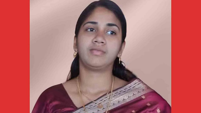 കാർ ഇടിച്ച് സ്കൂട്ടർ യാത്രക്കാരി മരിച്ചു, രണ്ട് മക്കൾക്ക് പരിക്ക്; അപകടം മകളെ ഡോക്ടറെ കാണിച്ച് മടങ്ങും വഴി 