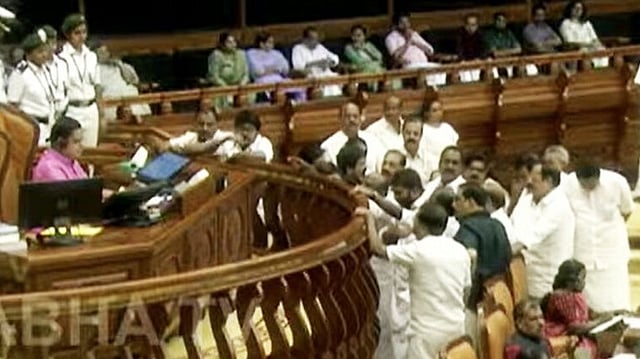 സിപിഎം ഫണ്ട് തട്ടിപ്പില് നിയമസഭയില് ചര്ച്ചയില്ല, അടിയന്തര പ്രമേയ നോട്ടീസ് തള്ളി സ്പീക്കര്, പ്രതിപക്ഷ പ്രതിഷേധം