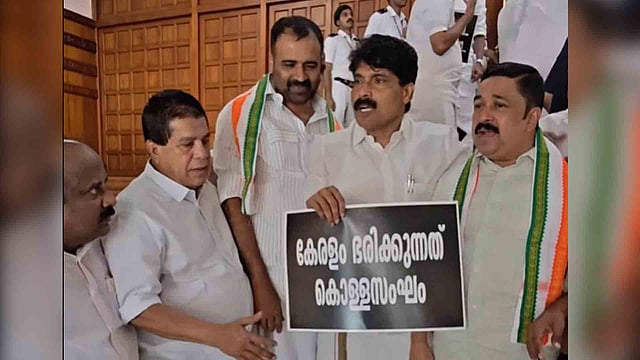 ശബരിമല സ്വര്ണക്കൊള്ള: സഭാ കവാടത്തില് രണ്ട് എംഎല്എമാര് സത്യഗ്രഹ സമരത്തില്; ഹൈക്കോടതിക്കെതിരായ സമരമെന്ന് മുഖ്യമന്ത്രി