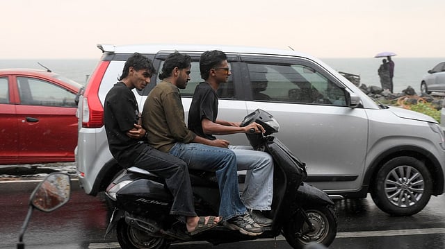 കുടിശിക എസ്എംഎസ് വഴി ; പിഴ അടച്ചില്ലെങ്കില് റോഡിലിറങ്ങേണ്ട; ആര്സി, ഡ്രൈവിങ് ലൈസന്സ് ഉള്പ്പടെ തടസ്സപ്പെടും