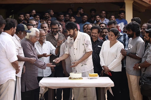 സിനിമയുടെ അണിയറപ്രവർത്തകർക്കൊപ്പം കേക്ക് മുറിക്കുന്ന മമ്മൂട്ടിയുടെ ചിത്രങ്ങളും മമ്മൂട്ടി കമ്പനി പുറത്തുവിട്ടിട്ടുണ്ട്.