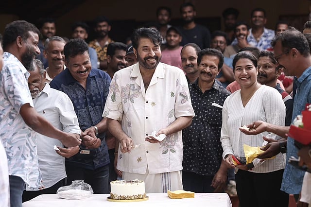 സംവിധായകൻ അടൂർ ഗോപാലകൃഷ്ണൻ മമ്മൂട്ടിയെ പൊന്നാട അണിയിച്ച് സ്വീകരിച്ചു. 