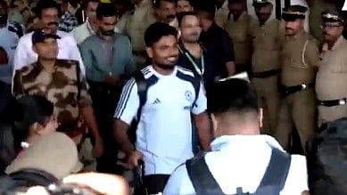 ടി20 പരമ്പര: ഇന്ത്യ-ന്യൂസിലൻഡ് താരങ്ങൾ തലസ്ഥാനത്ത്, 
സഞ്ജുവിന് കയ്യടി (വിഡിയോ)