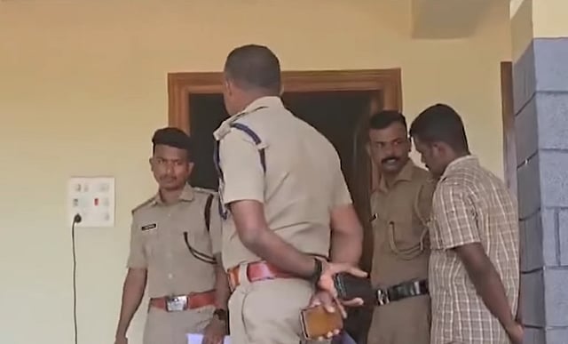 പന്തളത്ത് ആളില്ലാത്ത വീട്ടില് വന് കവര്ച്ച; 50 പവന് സ്വര്ണാഭരണങ്ങള് നഷ്ടമായി; അന്വേഷണം