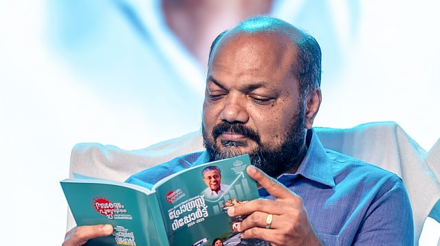 'ഓര്‍മ്മയുണ്ടോ?, പ്രളയം പൂര്‍ണമായും തുടച്ചുനീക്കിയ, ജനങ്ങളുടെ കണ്ണീരില്‍ മുങ്ങിയ ഒരു ഗ്രാമത്തെ?; ഉയിര്‍പ്പ് പൂര്‍ണമാക്കുകയാണ് ഈ സര്‍ക്കാര്‍'