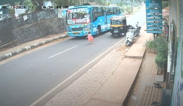 ഓട്ടോയില് നിന്ന് ഇറങ്ങി റോഡിന് കുറുകെ ഓടി; ഡ്രൈവറുടെ കരുതല് 'പുനര്ജന്മ'മായി