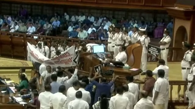 ശബരിമല സ്വര്ണക്കൊള്ളയില് നിയമസഭയില് നാടകീയ രംഗങ്ങള്; പ്ലക്കാര്ഡുമേന്തി പ്രതിപക്ഷ പ്രതിഷേധം; സ്പീക്കറുടെ ഡയസിലേക്ക് കയറാനും ശ്രമം