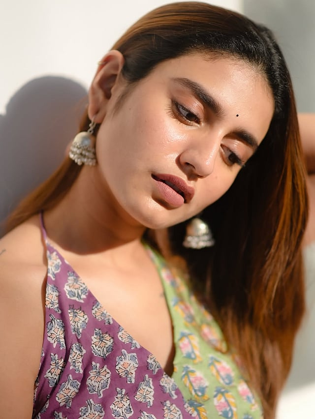 പുത്തന് ചിത്രങ്ങളുമായി നടി പ്രിയ വാര്യര്