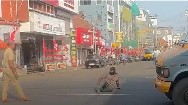 റോഡിലിരുന്ന് അസഭ്യം പറയലും വാഹനം തടയലും; കോട്ടയം നഗരമധ്യത്തില്‍ യുവാവിന്റെ പരാക്രമം
