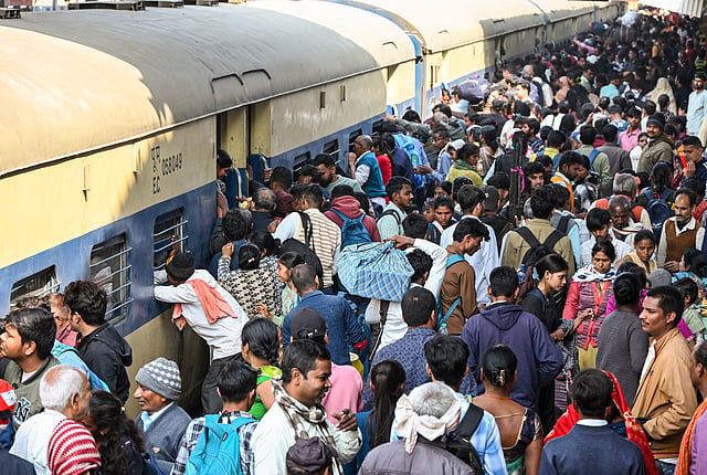 പലയിടത്തും ഗതാഗത സംവിധാനത്തെ ബാധിച്ചു.