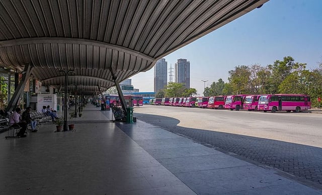 കേരളത്തിൽ മിക്ക ജില്ലകളിലും KSRTC സര്വീസ് നടത്തുന്നില്ല. ചിലയിടങ്ങളില് സ്വകാര്യ വാഹനങ്ങള് ഉള്പ്പടെ സമരക്കാര് തടഞ്ഞു.