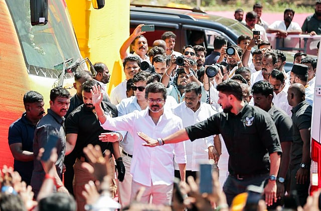 ഭരണകക്ഷിയായ ഡിഎംകെയ്ക്കും മുഖ്യപ്രതിപക്ഷമായ എഐഎഡിഎംകെയ്ക്കുമെതിരേ രൂക്ഷവിമർശനം നടത്തി ടിവികെ അധ്യക്ഷൻ വിജയ്.