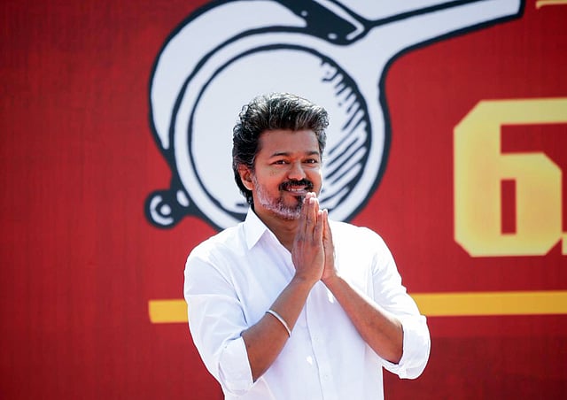 പരമാവധി 5,000 പേര്ക്ക് പ്രവേശനമുള്ള വേദിയില് 7,000ത്തിലധികം ആളുകളെ പ്രവേശിപ്പിച്ചതായി പൊലീസ് പറഞ്ഞു.