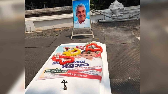 ഉമ്മന്‍ചാണ്ടിയുടെ കല്ലറയ്ക്ക് മുകളില്‍ എല്‍ഡിഎഫ് ജാഥയുടെ പോസ്റ്റര്‍; വിമര്‍ശനവുമായി കോണ്‍ഗ്രസ് 