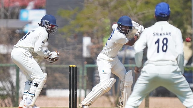 സി കെ നായിഡു ട്രോഫി: വരുൺ നായനാർക്ക്  സെഞ്ച്വറി, ഝാർഖണ്ഡിനെതിരെ കേരളത്തിന് ഒന്നാം ഇന്നിങ്സ് ലീഡ്