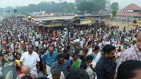 ഇന്ന് മഹാശിവരാത്രി, മണപ്പുറത്തേയ്ക്ക് ഒഴുകിയെത്തി ഭക്തര്, വൈകീട്ട് നാലുമുതല് ആലുവയില് ഗതാഗതനിയന്ത്രണം; ക്രമീകരണങ്ങള് ഇങ്ങനെ