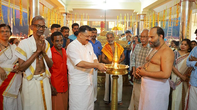 'ആ പൊന്നിന്‍ വെളിച്ചത്തില്‍ കുളിച്ച് നില്‍ക്കുന്നത് കാണാന്‍ എന്തൊരു ഭംഗിയാണെന്നോ?', പെരുമ്പറമ്പ് ശിവക്ഷേത്രത്തില്‍ നിലവിളക്ക് കത്തിച്ച് കെ ടി ജലീല്‍  