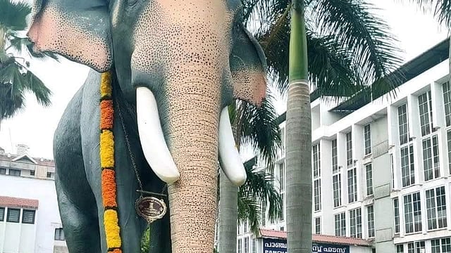 ഗുരുവായൂര് പത്മനാഭന് ഓര്മ്മയായിട്ട് ഇന്ന് ആറു വര്ഷം; പ്രതിമയ്ക്ക് മുന്നില് പുഷ്പാര്ച്ചന
