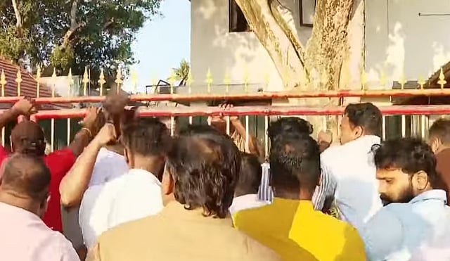 ആരോഗ്യമന്ത്രിയുടെ വസതിയില്‍ തള്ളിക്കയറി യൂത്ത് കോണ്‍ഗ്രസ് പ്രതിഷേധം; വാതിലില്‍ റീത്ത് വച്ചു; തലസ്ഥാനത്ത് വന്‍ സംഘര്‍ഷം