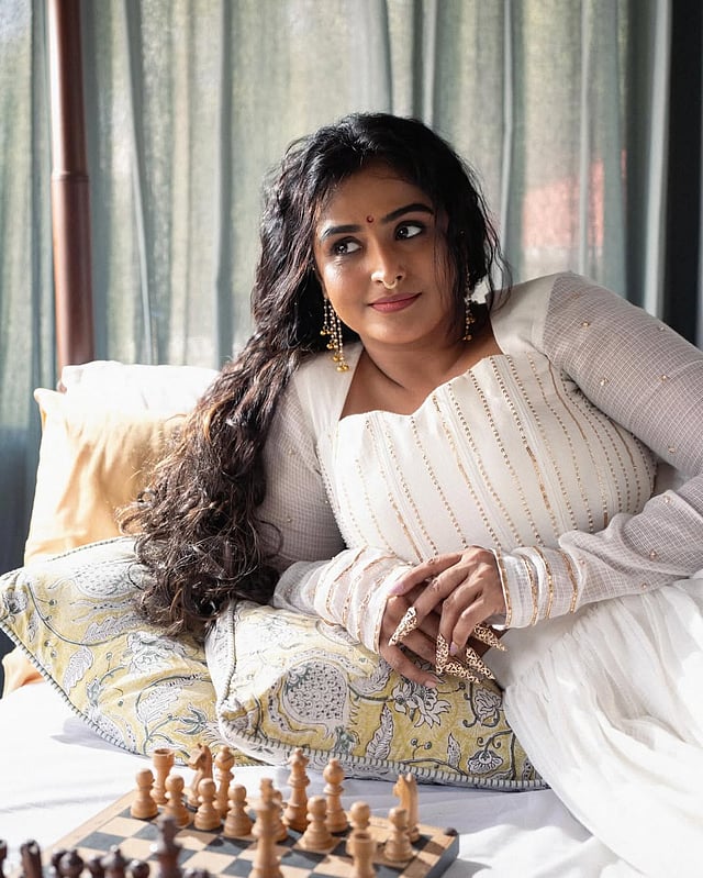 വെള്ളയില് സുന്ദരിയായി താരം