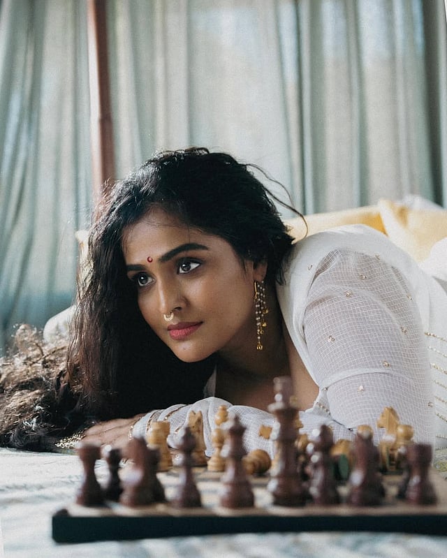 ചെസിന്റെ പശ്ചാത്തലത്തിലാണ് ഫോട്ടോഷൂട്ട്