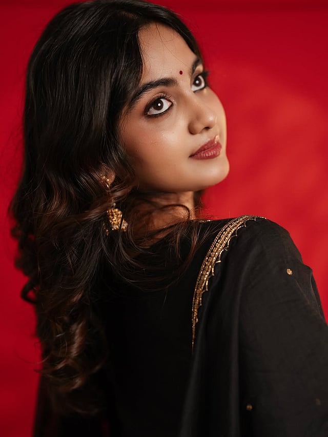 ചുവപ്പും കറുപ്പും ചേർന്ന് അതിമനോഹരമായി ചിത്രങ്ങള്
