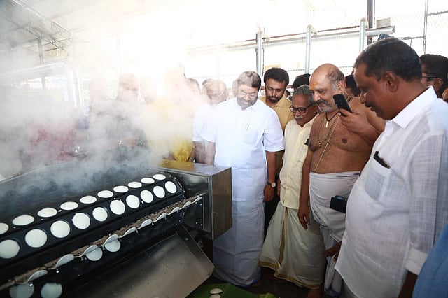 ദേവസ്വം മന്ത്രി വി എൻ വാസവൻ ഇഡ്ഢലി മെഷീൻ ഭക്തർക്കായി സമർപ്പിച്ചപ്പോൾ