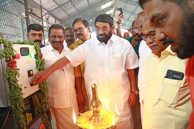 ദേവസ്വം മന്ത്രി വി എൻ വാസവൻ ഇഡ്ഢലി മെഷീൻ ഭക്തർക്കായി സമർപ്പിച്ചപ്പോൾ