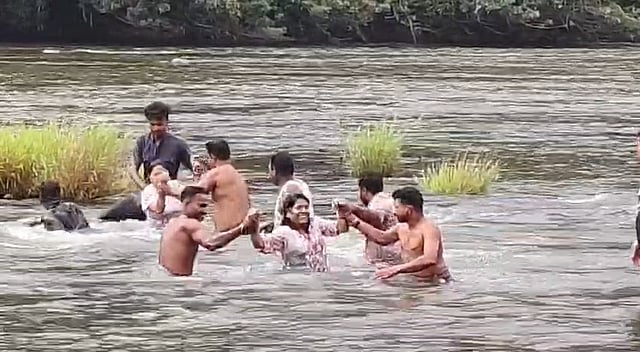 tourists stranded in Athirappilly river
