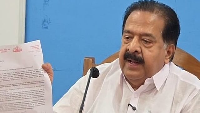 മുഴുവന് ജീവനക്കാരുടെയും വിവരങ്ങള് തേടി; സ്പാര്ക്കിന് കത്ത് നല്കിയത് മുഖ്യമന്ത്രിയുടെ ഓഫീസ്; രേഖകള് പുറത്തുവിട്ട് രമേശ് ചെന്നിത്തല