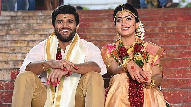 ഇനി ജീവിതത്തിലും അവർ ഒരുമിച്ച്; രശ്മികയ്ക്ക് പെർഫ്യൂം ബ്രാൻഡ്, വിജയ്‌യ്ക്ക് വസ്ത്രവും! സമ്പത്തിൽ ആരാണ് മുന്നിൽ ?