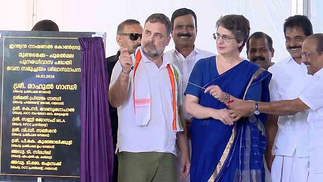 വയനാട്ടില് കോണ്ഗ്രസിന്റെ ഭവന പദ്ധതിക്ക് തറക്കല്ലിട്ടു; വൈകിയത് അനുമതികള് ലഭിക്കാത്തത് മൂലമെന്ന് പ്രിയങ്ക