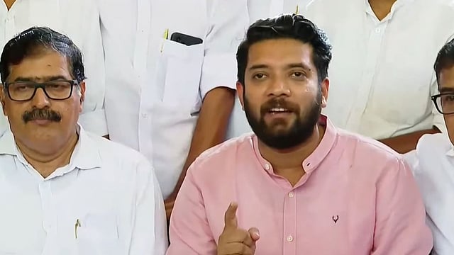 'കരിങ്കൊടി കാണിച്ചതിനാണോ അഡ്വാന്‍സ് ആദരാഞ്ജലി?; യുഡിഎഫുകാരുടെ വീടുകളിലേക്ക് നിരന്തരം ബോംബേറ്'; ചാറ്റ് പുറത്തുവിട്ട് ഷാഫി 