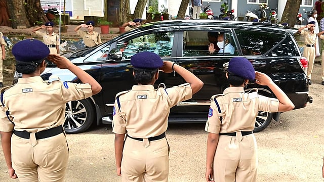 ഗതാഗതം നിയന്ത്രിച്ചാല് പത്ത് മാര്ക്ക്; റോഡ് സേഫ്റ്റി കേഡറ്റായി വിദ്യാര്ഥികള്