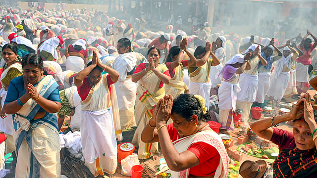 പ്രാര്ഥനാ പുണ്യം നേടി ആറ്റുകാല് അമ്മയ്ക്ക് പൊങ്കാലയര്പ്പിച്ച് ഭക്തലക്ഷങ്ങള്