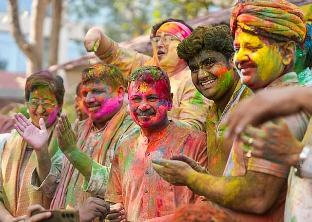 രാജ്യത്തെ പല പ്രദേശങ്ങളിലും ഹോളി ആഘോഷം പലരീതിയിലാണ്.