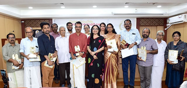 അവാര്ഡ് ജേതാവിനെ 'നായ' എന്ന് വിളിച്ചു, ബാല സാഹിത്യ ഇന്സ്റ്റിറ്റ്യൂട്ട് ഡയറക്ടര്ക്കെതിരെ പരാതി