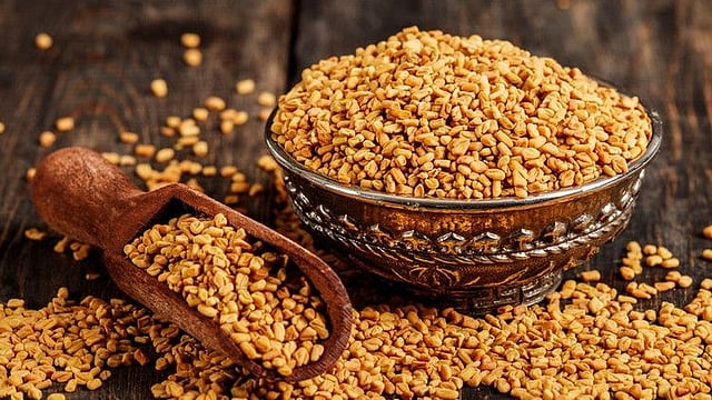 താരനെ പമ്പ കടത്തും, പരീക്ഷിക്കാം ഈ ഉലുവ മാജിക്