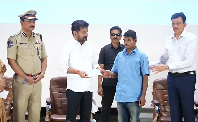 മുഖ്യമന്ത്രിക്ക് മുന്നില്‍ ആയുധങ്ങള്‍ സമര്‍പ്പിച്ചു; തെലങ്കാനയില്‍ 130 മാവോയിസ്റ്റുകള്‍ കീഴടങ്ങി